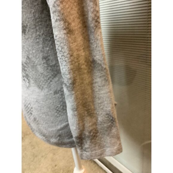 Red Haute Ombré Front Snap Top - SMALL — NWT - Picture 7 of 7